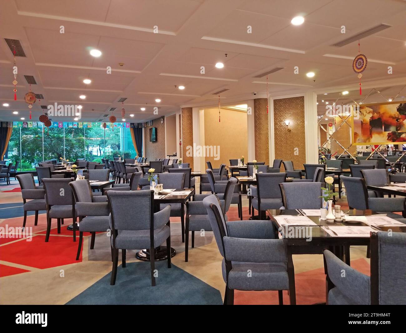 Area pranzo con sedie e tavoli in un hotel di lusso a Jiangmen, Cina -01 Foto Stock