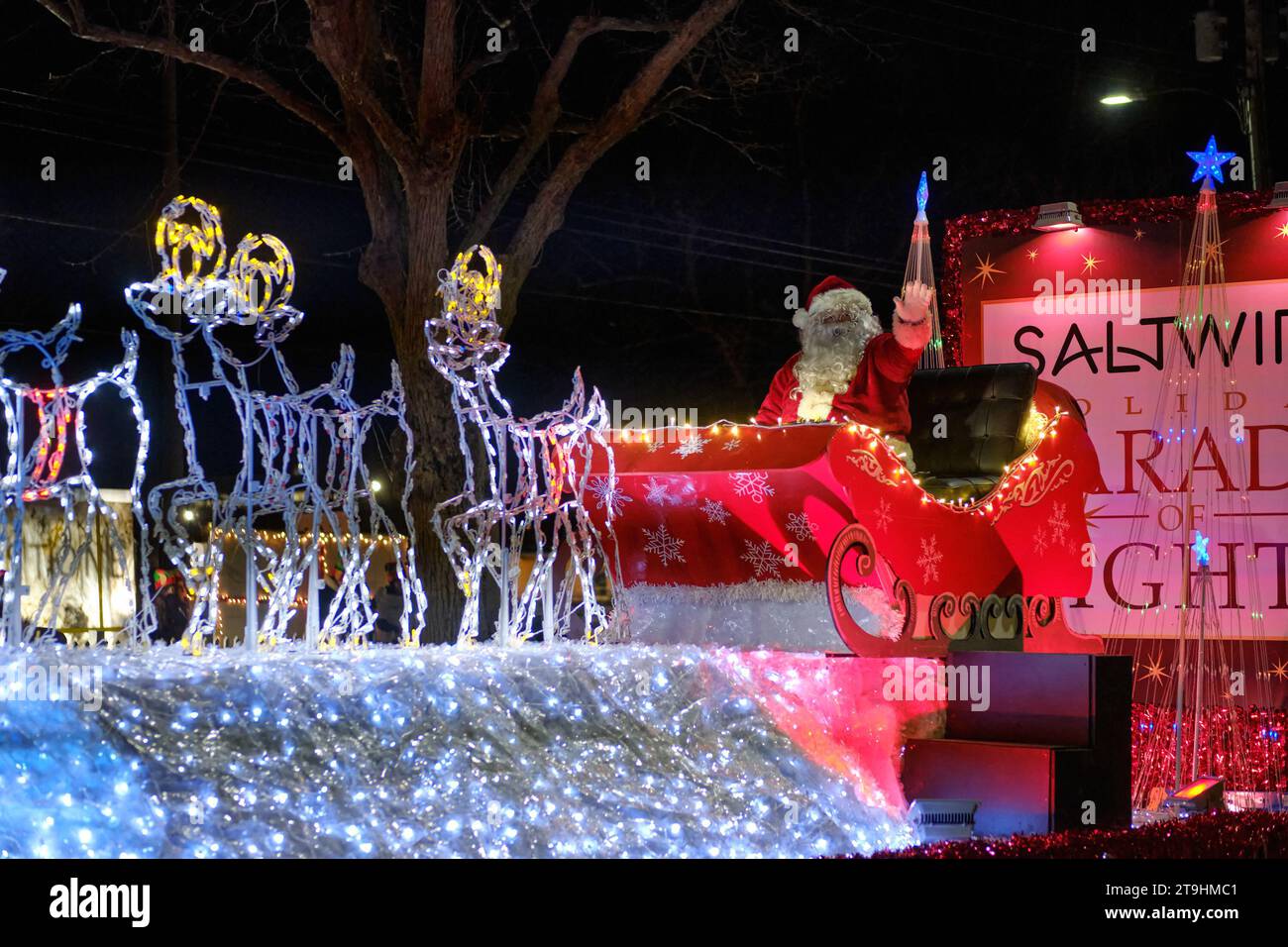 Halifax, nuova Scozia, Canada. 25 novembre 2023. Migliaia di bambini grandi e piccini si sono riuniti lungo la strada dell'annuale Saltwire Holiday Parade of Lights per le strade di Halifax per celebrare l'inizio delle festività natalizie e dare il benvenuto a Babbo Natale in città. Crediti: Meanderingemu/Alamy Live News Foto Stock