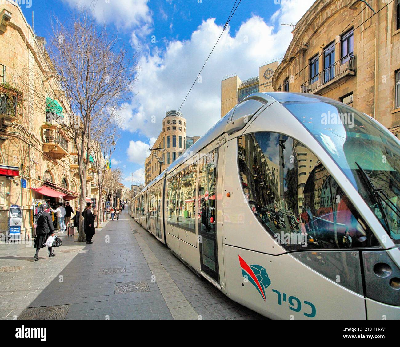 Una vista ravvicinata della metropolitana leggera con Piazza Sion sullo sfondo in via Jaffa a Gerusalemme. Foto Stock