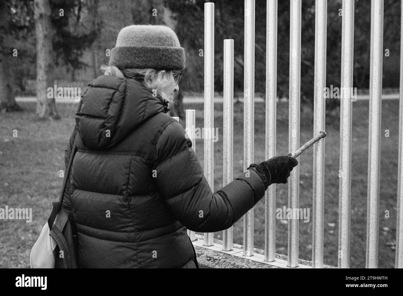 Lincoln, Massachusetts - Una donna suona lo xilofono come l'installazione Musical Fence di Paul Matisse al parco di sculture di Decordova. L'immagine era CA Foto Stock