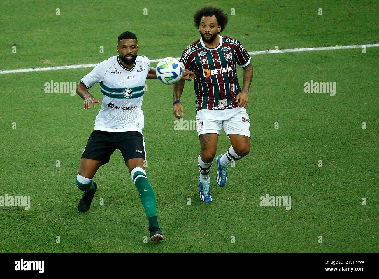 Rio de Janeiro, Brasile. 25 novembre 2023. Marcelo di Fluminense si batte per la palla di possesso con Diogo Oliveira di Coritiba, durante la partita tra Fluminense e Coritiba, per la serie A brasiliana 2023, allo Stadio Maracana, a Rio de Janeiro il 25 novembre. Foto: Satiro Sodre/DiaEsportivo/Alamy Live News Credit: DiaEsportivo/Alamy Live News Foto Stock