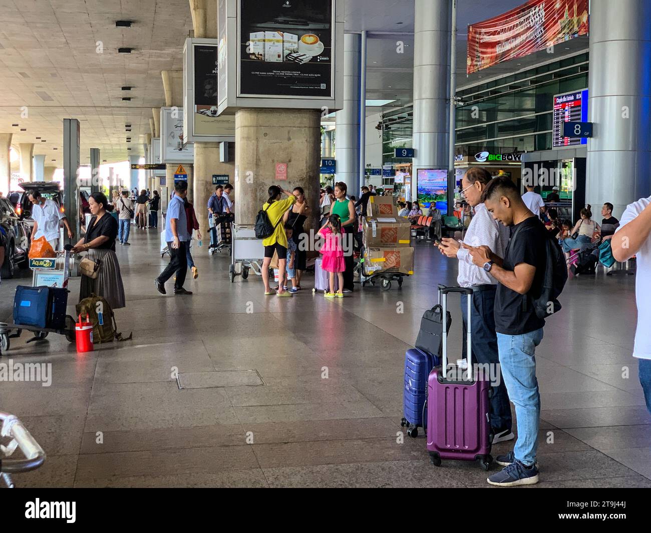 Ho chi Minh, Vietnam. All'esterno dell'area degli arrivi all'Aeroporto di ho chi Minh. Foto Stock
