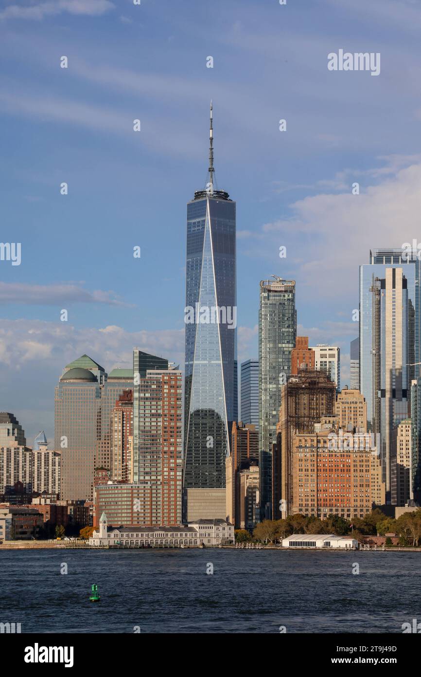 Blick von der Fähre nach Staten Island auf die Südspitze von Manhattan mit den Wolkenkratzern des Finanzzentrums und dem One World Trade Center. New York City, USA, Vereinigte Staaten von Amerika, 24.10.2023 *** Vista dal traghetto a Staten Island della punta meridionale di Manhattan con i grattacieli del centro finanziario e il One World Trade Center New York City, USA, Stati Uniti d'America, 24 10 2023 credito: Imago/Alamy Live News Foto Stock