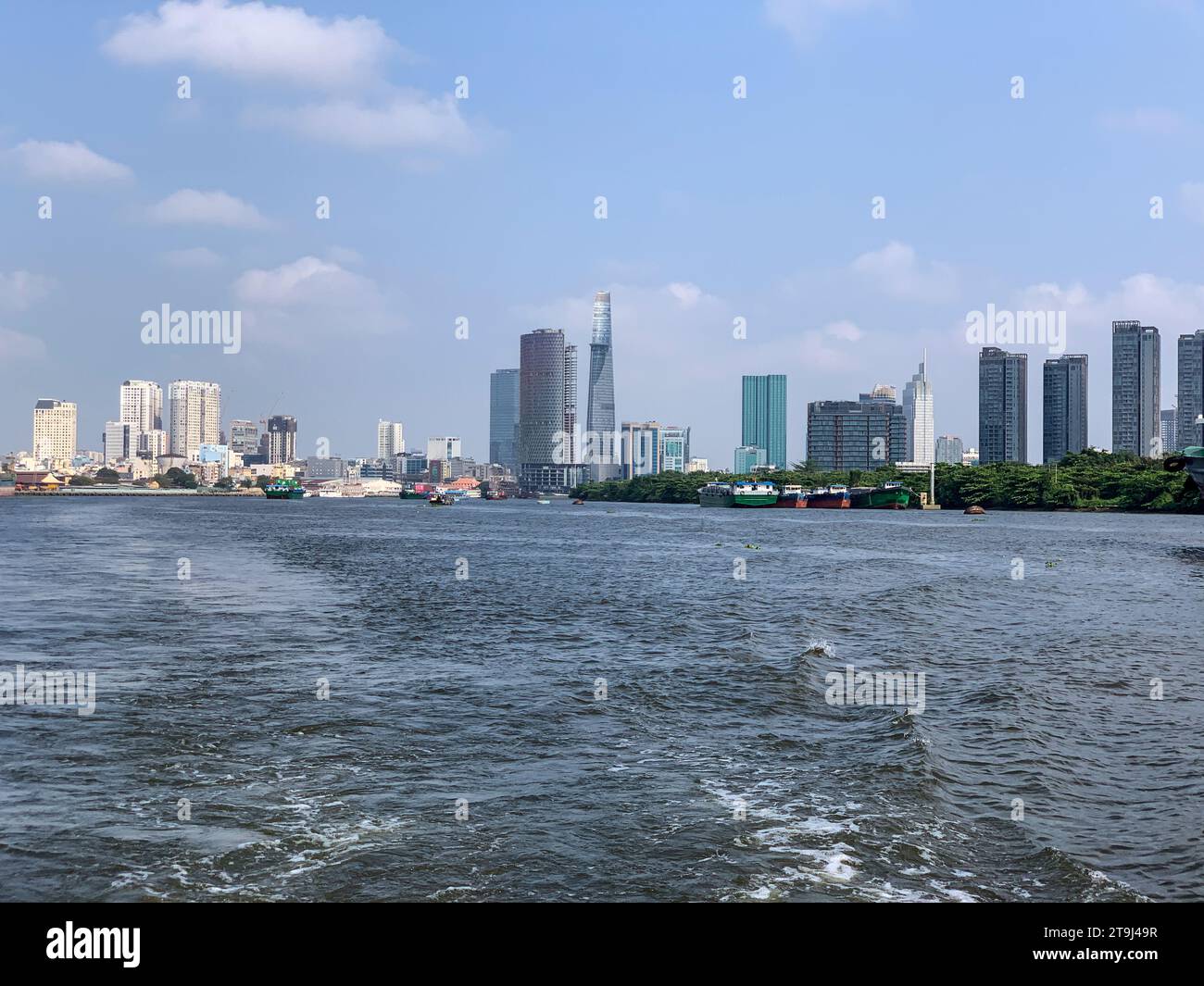 Ho chi Minh, Vietnam. Alti edifici di uffici e appartamenti visti dal fiume Saigon. Foto Stock