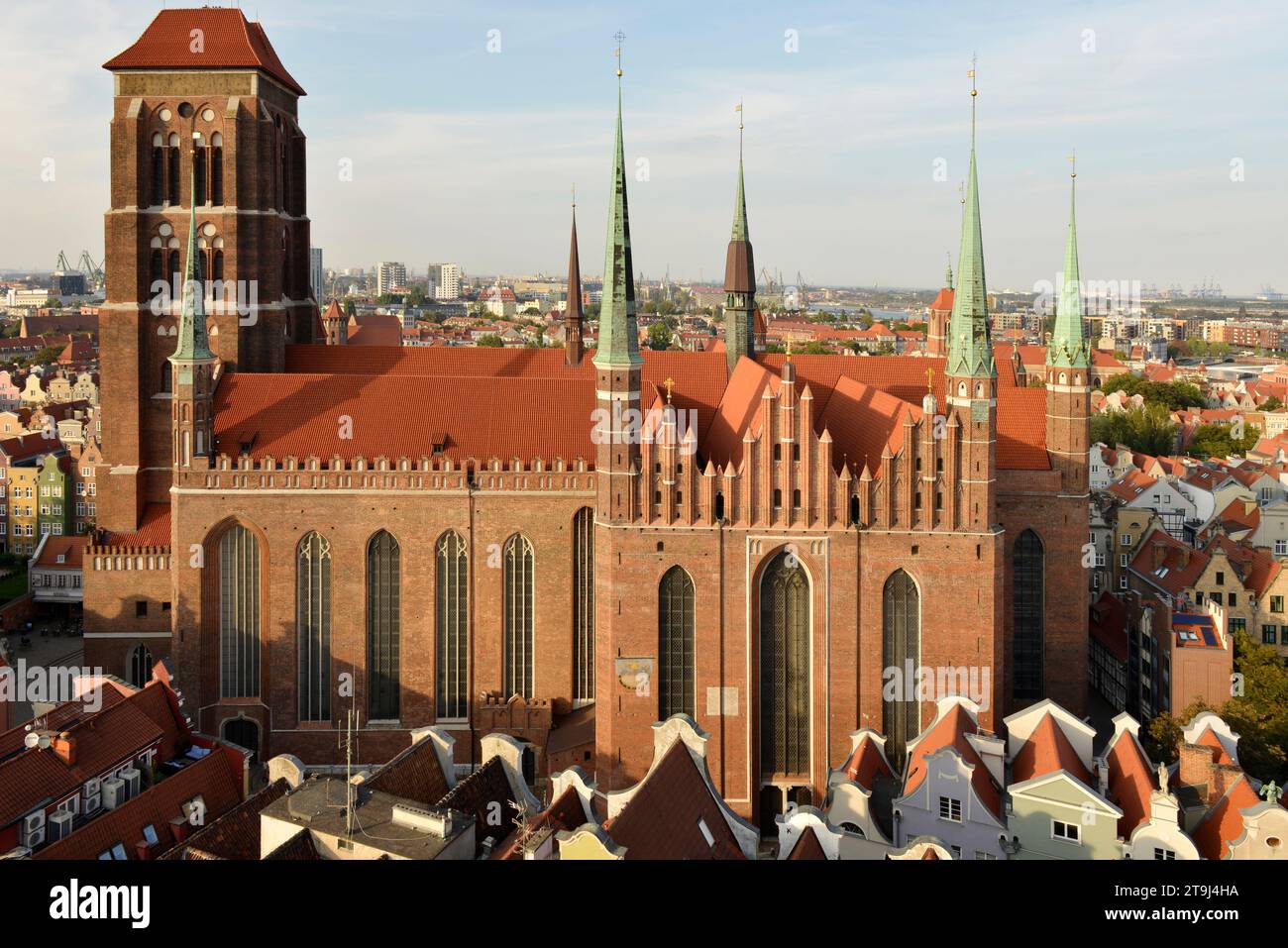 La basilica di Santa Maria, vista sopraelevata sulle case e sui tetti della città principale di Danzica, vista dal municipio principale, Danzica, Polonia, Europa Foto Stock