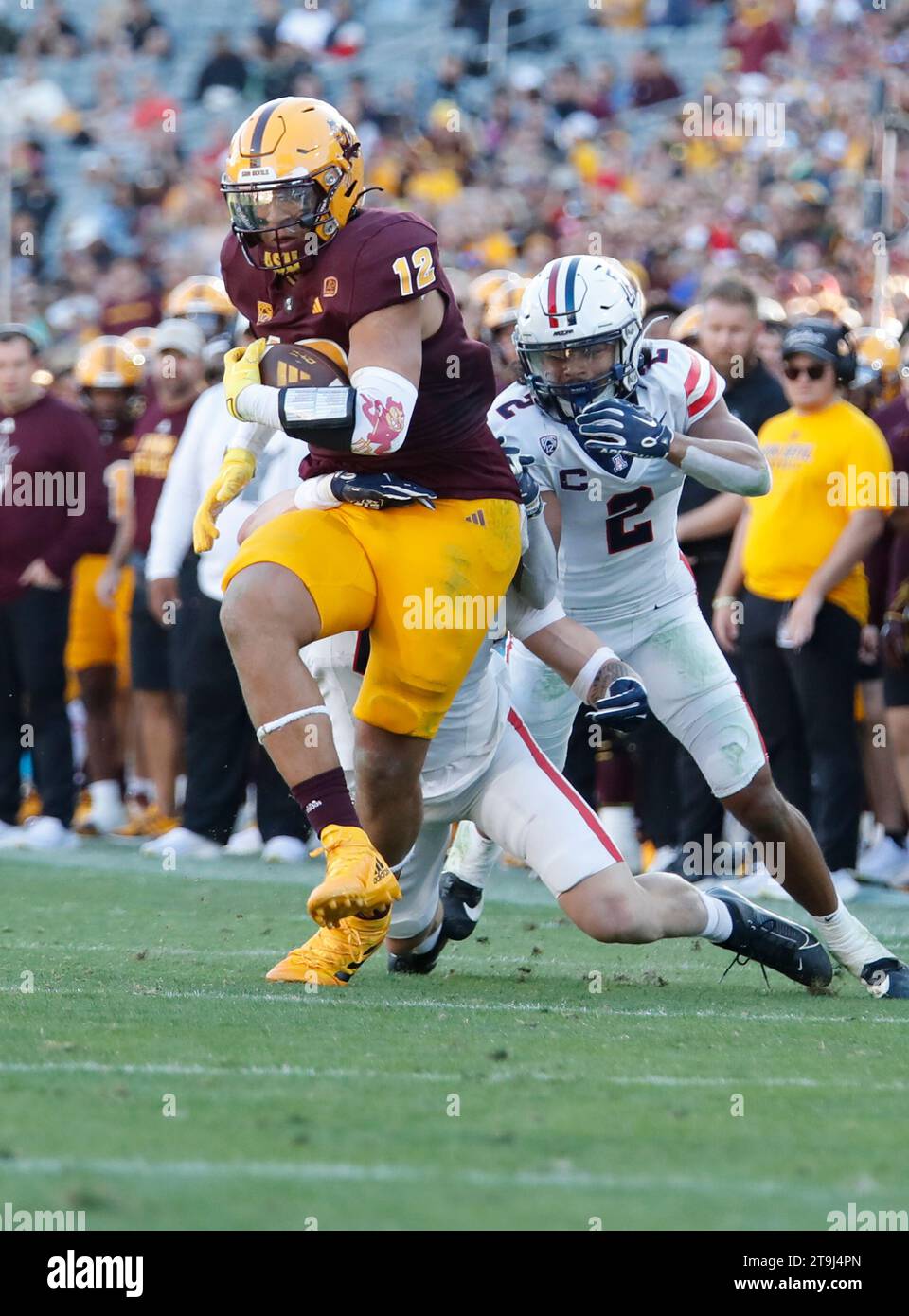 Tempe, Arizona, USA. 25 novembre 2023. Il tight end Jalin Conyers (12) degli Arizona State Sun Devils completa una partita di football NCAA tra la University of Arizona e l'Arizona State University al Mountain America Stadium di Tempe, Arizona. Michael Cazares/CSM/Alamy Live News Foto Stock