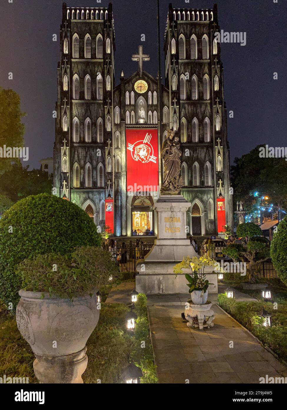 Hanoi, Vietnam. St Cattedrale di Giuseppe di notte, Pasqua 2023. Foto Stock