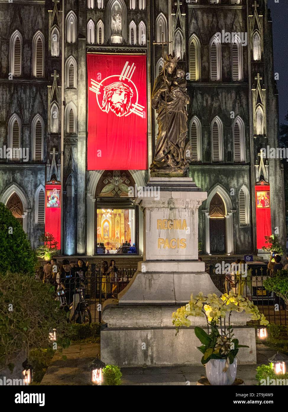 Hanoi, Vietnam. St Cattedrale di Giuseppe di notte, Pasqua 2023. Foto Stock