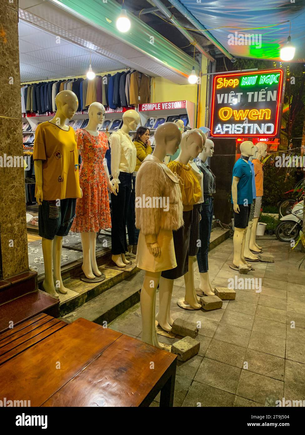 BAC ha, Vietnam. Negozio di abbigliamento manichini. Foto Stock