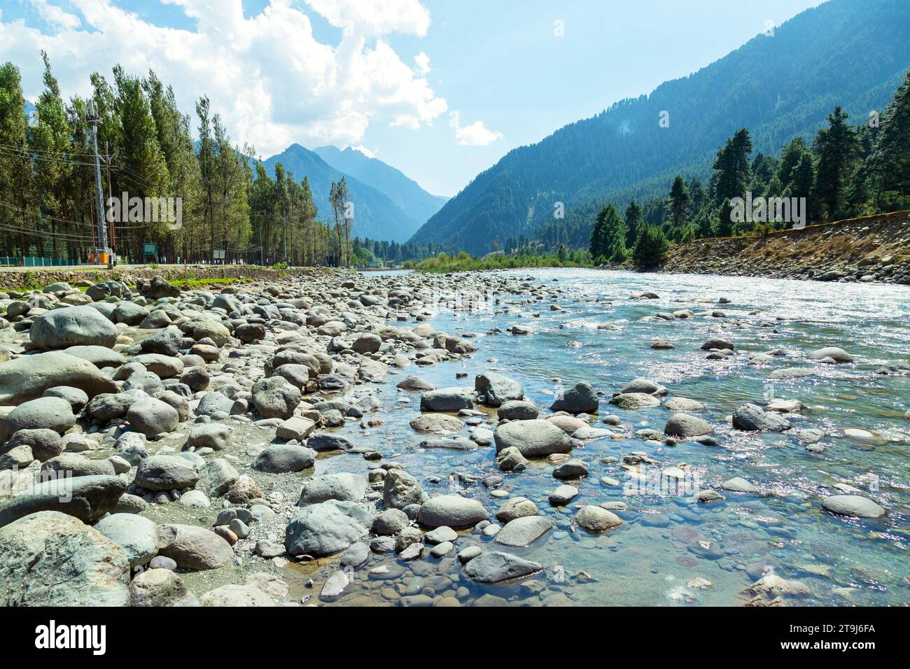 Il fiume Lidder scorre nel campo base di Amarnath Yatra a Pahalgam, Jammu Kashmir, India. Foto Stock