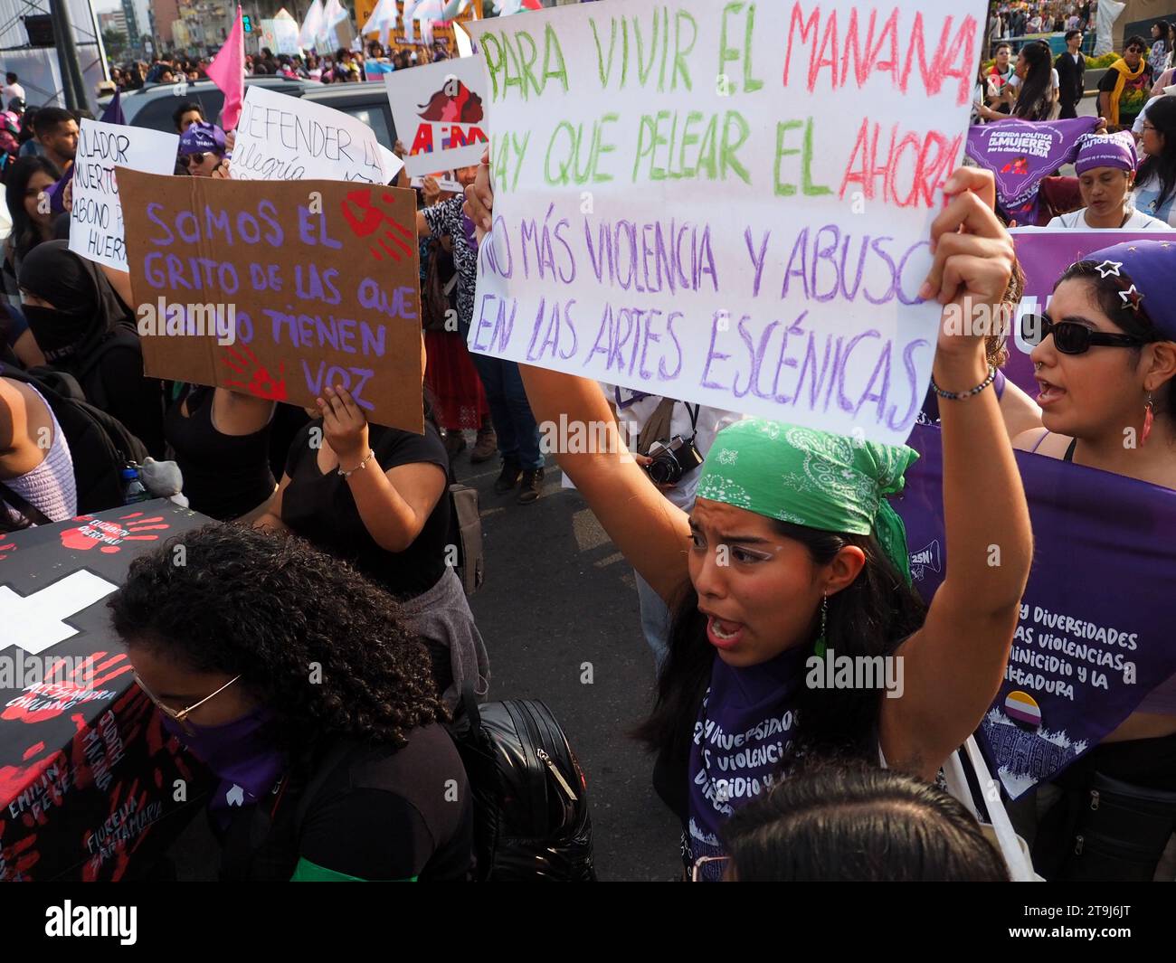 Lima, Perù. 25 novembre 2023. "Per vivere per domani bisogna combattere ora, basta violenza e abusi nelle arti dello spettacolo" si legge su un poster quando centinaia di donne sono scese per la strada di Lima come parte delle attività della giornata internazionale per l'eliminazione della violenza contro le donne, un evento che viene commemorato annualmente il 25 novembre, data in cui le tre sorelle Mirabal (Patria, Minerva e María Teresa) sono state uccise. Nella Repubblica Dominicana su 1960. Credito: Agenzia stampa Fotoholica/Alamy Live News Foto Stock