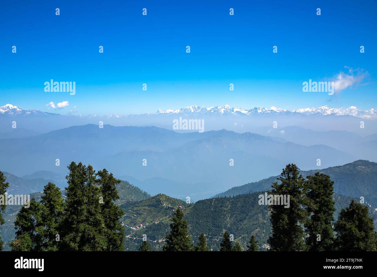 Himalaya innevato dalla catena montuosa di Tehri nel Dhanaulti tehsil del distretto di Tehri Garhwal a Uttarakhand, India. Foto Stock