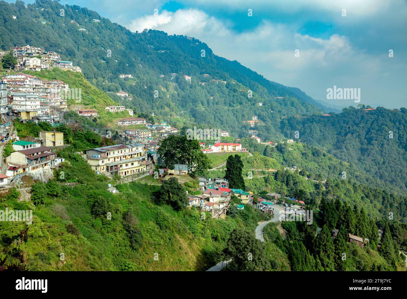 Vista sulle montagne presso la stazione collinare di Mussourie, Uttarakhand, India Foto Stock
