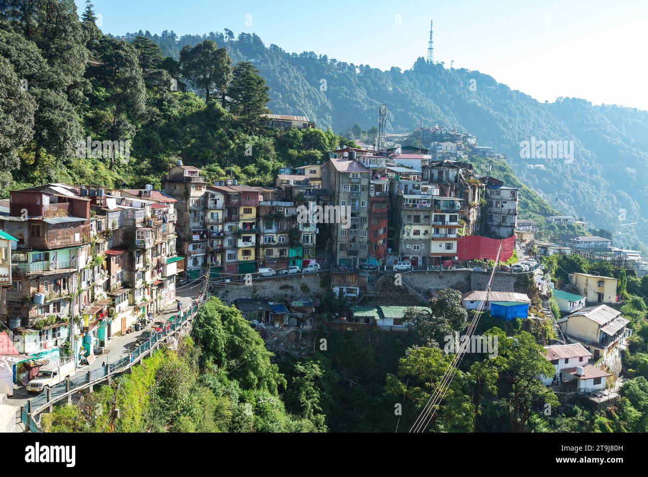 Vista sulle montagne presso la stazione collinare di Mussourie, Uttarakhand, India Foto Stock