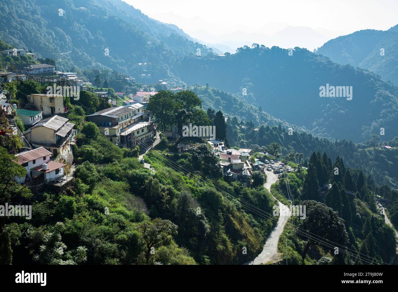 Vista sulle montagne presso la stazione collinare di Mussourie, Uttarakhand, India Foto Stock