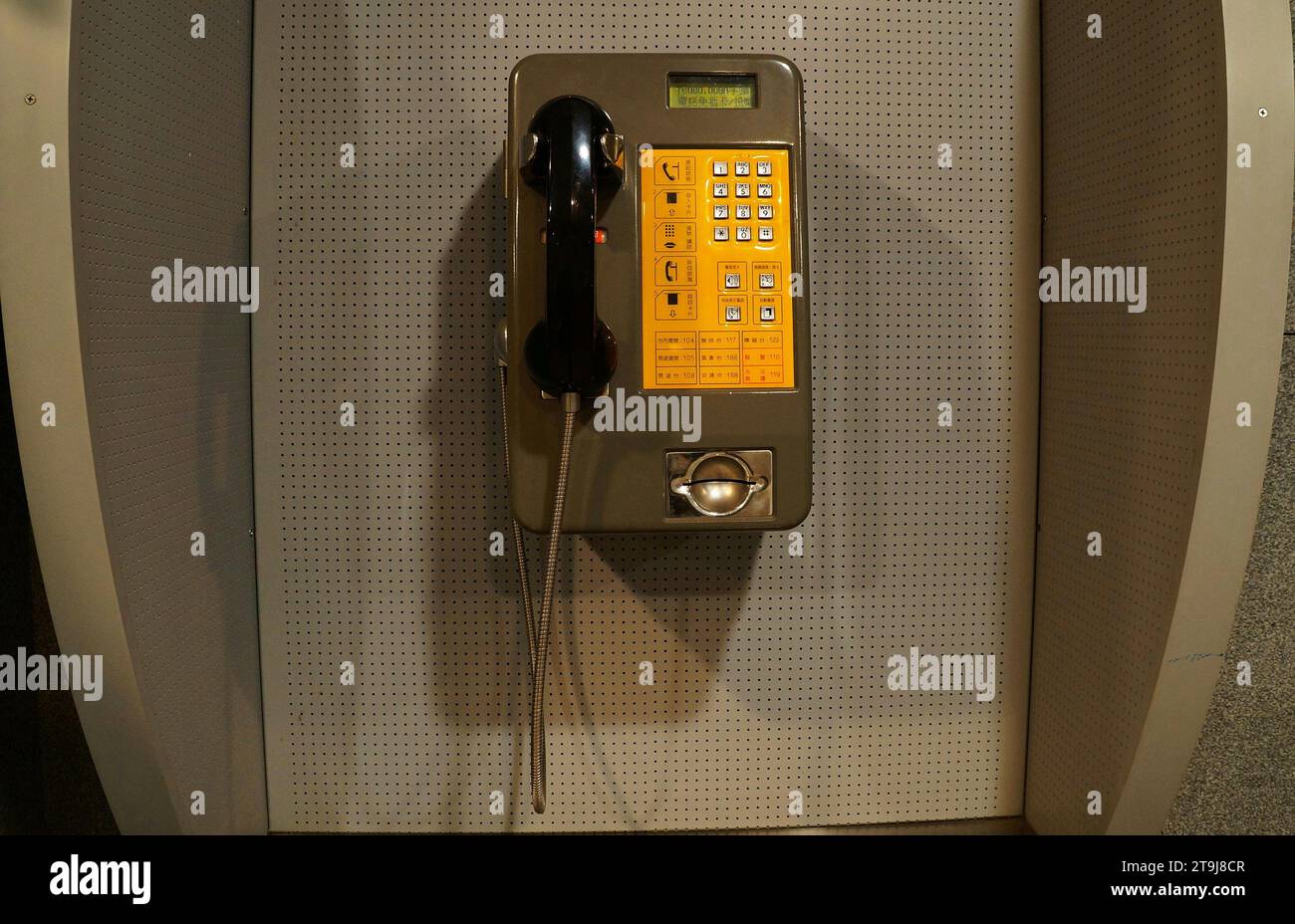 Telefono pubblico nero Foto Stock