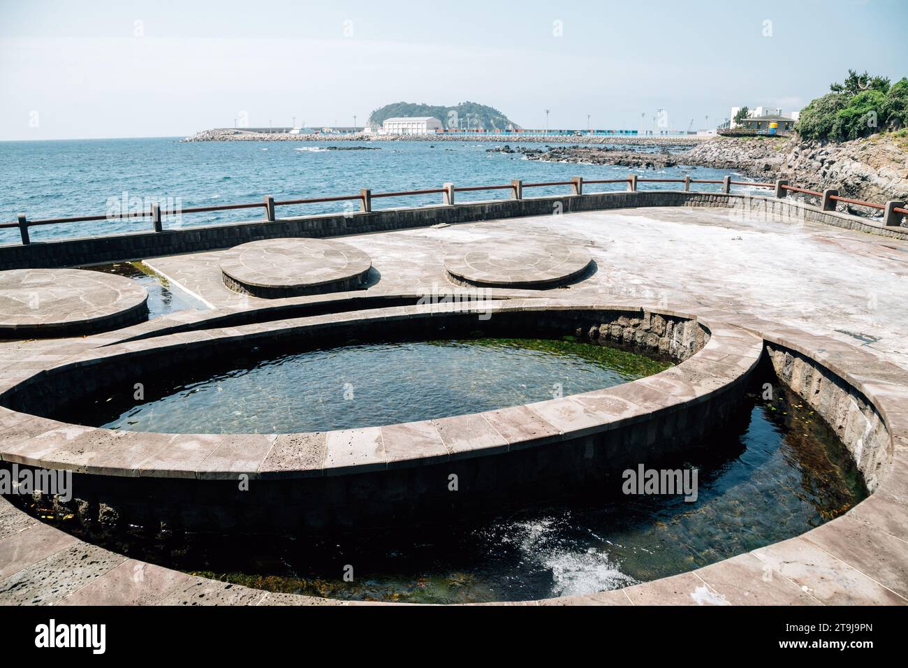 Seogwipo Sonammeori, bagno pubblico di acqua sorgiva di fronte al mare nell'isola di Jeju, Corea Foto Stock