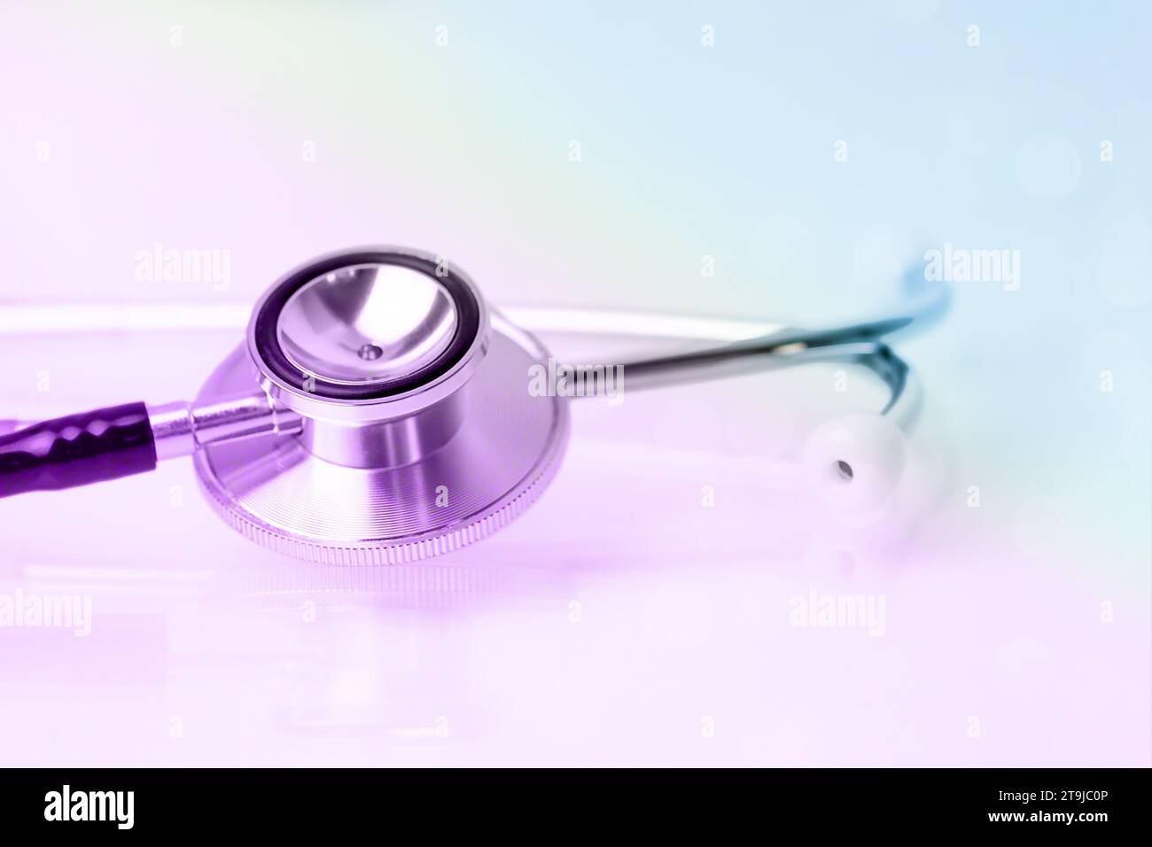 Stetoscopio medico per cardiologia su tono e sfondo riflettente. Concetto di assistenza sanitaria ed esame fisico. Foto Stock