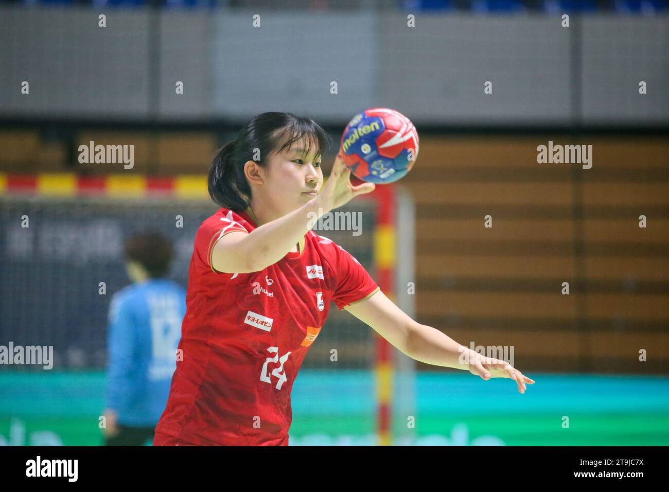 Santander, Spagna. 25 novembre 2023. Giocatrice giapponese, Ayame Okada (24) con la palla durante la seconda giornata del Torneo Internazionale femminile di Spagna 2023 tra Serbia e Giappone, il 25 novembre 2023, al Palacio de los Deportes di Santander, in Spagna. (Foto di Alberto Brevers/Pacific Press) Credit: Pacific Press Media Production Corp./Alamy Live News Foto Stock