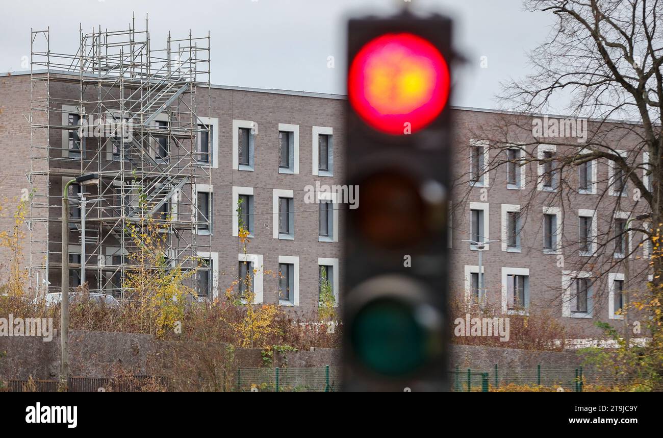 Zwickau, Germania. 17 novembre 2023. Vista del cantiere della prigione congiunta di Sassonia e Turingia. L'apertura della grande prigione è stata ritardata a tempo indeterminato. I primi detenuti avrebbero dovuto trasferirsi nella nuova prigione XXL per un massimo di 820 prigionieri nel 2019. La messa in servizio era prevista per l'inizio del 2025. Una nuova data può essere stimata solo dopo la stesura di un nuovo programma di costruzione. Al contempo, i costi sono già più che raddoppiati rispetto ai 150 milioni di euro originariamente previsti. Crediti: Jan Woitas/dpa/Alamy Live News Foto Stock