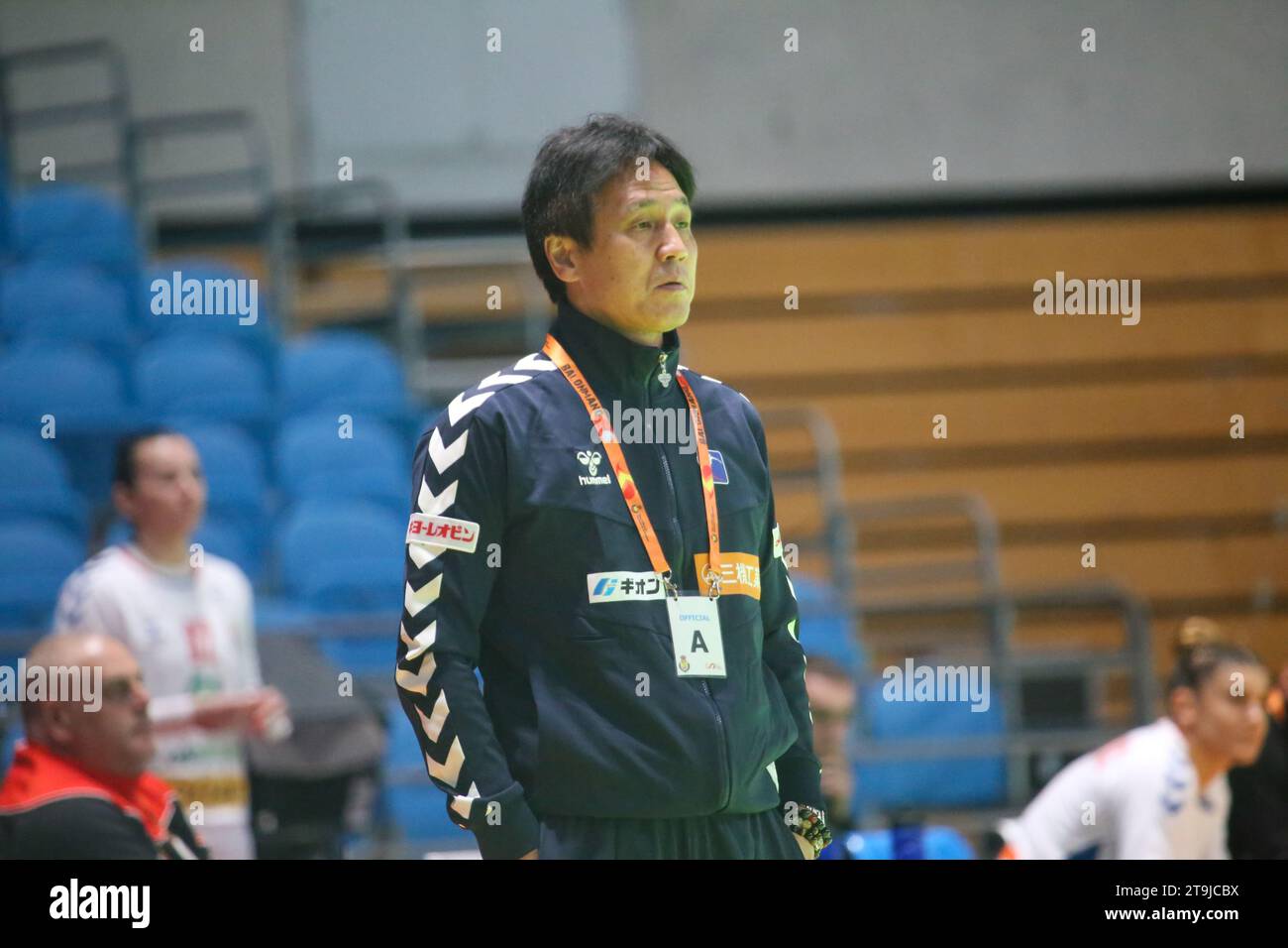 Santander, Spagna. 25 novembre 2023. Santander, Spagna, 25 novembre 2023: L'allenatore giapponese Shigeo Kusumoto durante la seconda giornata del Torneo Internazionale femminile spagnolo 2023 tra Serbia e Giappone, il 25 novembre 2023, al Palacio de los Deportes de Santander, a Santander, in Spagna. (Foto di Alberto Brevers/Pacific Press) Credit: Pacific Press Media Production Corp./Alamy Live News Foto Stock