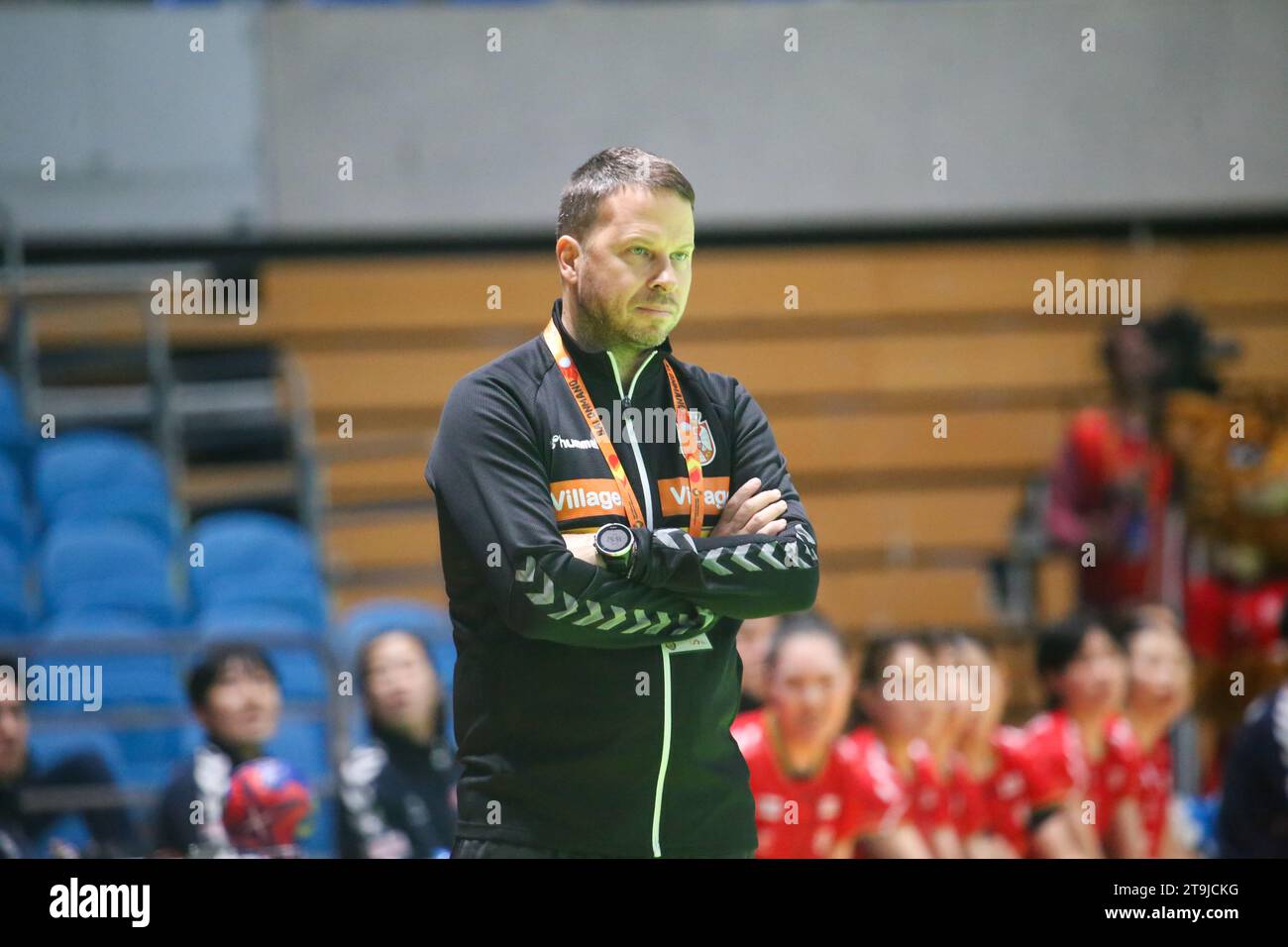 Santander, Cantabria, Spagna. 25 novembre 2023. Santander, Spagna, 25 novembre 2023: Allenatore serbo, Uros Bregar durante la 2a giornata del Torneo Internazionale femminile spagnolo 2023 tra Serbia e Giappone, il 25 novembre 2023, al Palacio de los Deportes de Santander, a Santander, in Spagna. (Immagine di credito: © Alberto Brevers/Pacific Press via ZUMA Press Wire) SOLO USO EDITORIALE! Non per USO commerciale! Foto Stock