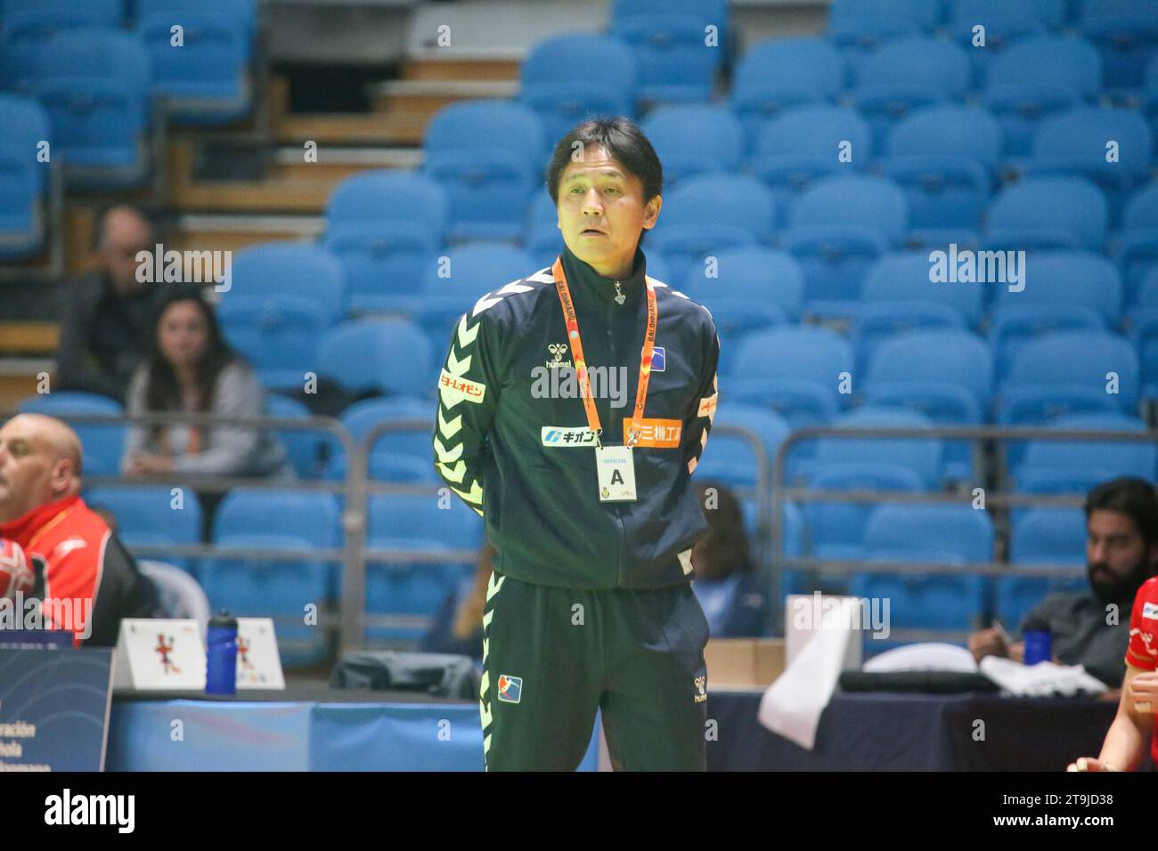 Santander, Cantabria, Spagna. 25 novembre 2023. Santander, Spagna, 25 novembre 2023: L'allenatore giapponese Shigeo Kusumoto durante la seconda giornata del Torneo Internazionale femminile spagnolo 2023 tra Serbia e Giappone, il 25 novembre 2023, al Palacio de los Deportes de Santander, a Santander, in Spagna. (Immagine di credito: © Alberto Brevers/Pacific Press via ZUMA Press Wire) SOLO USO EDITORIALE! Non per USO commerciale! Foto Stock