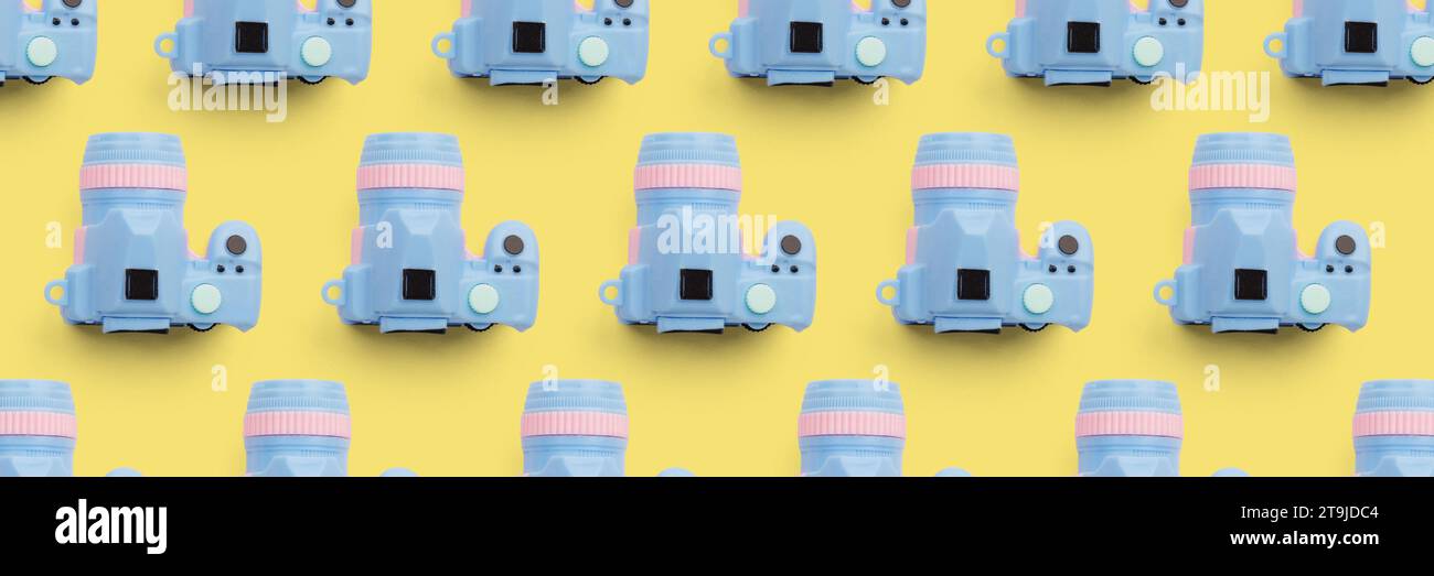 Pattern con fotocamera su sfondo color pastello, vista dall'alto Foto Stock