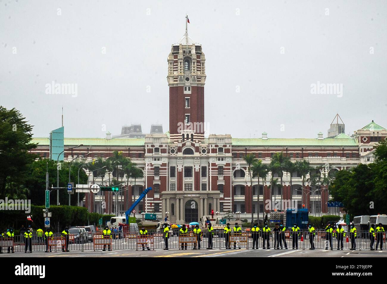 La polizia ha istituito barriere come manifestanti marciano lungo Zhongshan South Road vicino a Piazza della libertà, Ufficio del Presidente e Ministero degli affari Esteri a Taipei, Taiwan il 26/11/2023 esprimendo la loro opposizione alle estensioni militari della coscrizione, ai profitti di guerra e alle corse di armi, e sostenendo i colloqui di pace tra Taiwan e Cina. La protesta, organizzata dalla piattaforma per la pace e l'anti-guerra, dal governo parallelo, dall'Alleanza di sinistra e dal Think Tank Hae Tide, evidenzia le preoccupazioni dell'opinione pubblica sulla posizione geopolitica di Taiwan e sui potenziali rischi di un'escalation delle tensioni nello stretto di Taiwan Foto Stock