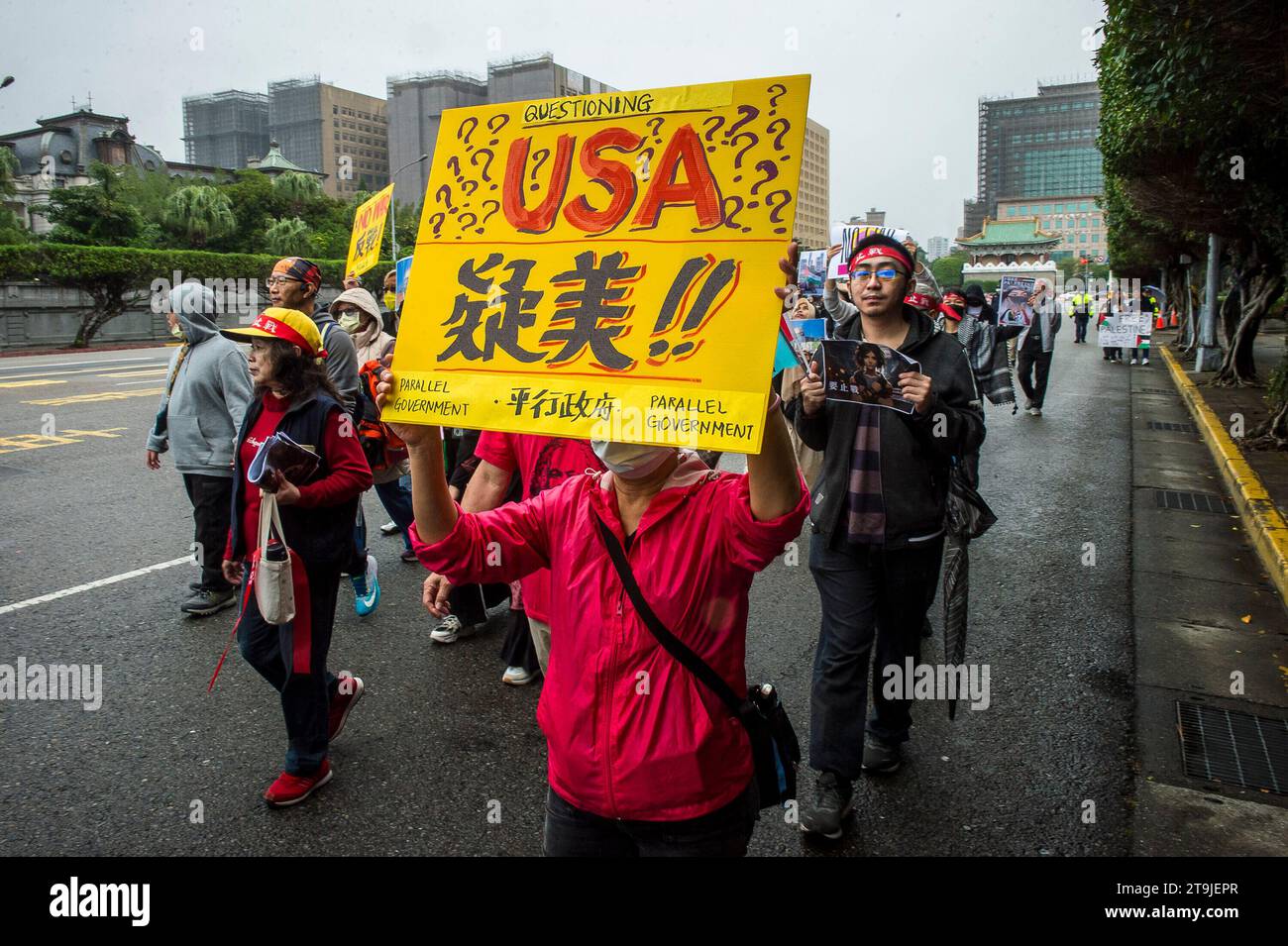 I manifestanti marciano lungo Zhongshan South Road vicino a Liberty Square, President Office e Ministero degli affari Esteri a Taipei, Taiwan, il 26/11/2023, esprimendo la loro opposizione alle estensioni militari della coscrizione, ai profitti di guerra e alle corse di armi, e sostenendo i colloqui di pace tra Taiwan e Cina. La protesta, organizzata dalla piattaforma per la pace e l'anti-guerra, dal governo parallelo, dall'Alleanza di sinistra e dal Think Tank Hae Tide, evidenzia le preoccupazioni dell'opinione pubblica sulla posizione geopolitica di Taiwan e sui potenziali rischi di un'escalation delle tensioni nello stretto di Taiwan. I partecipanti, holdin Foto Stock