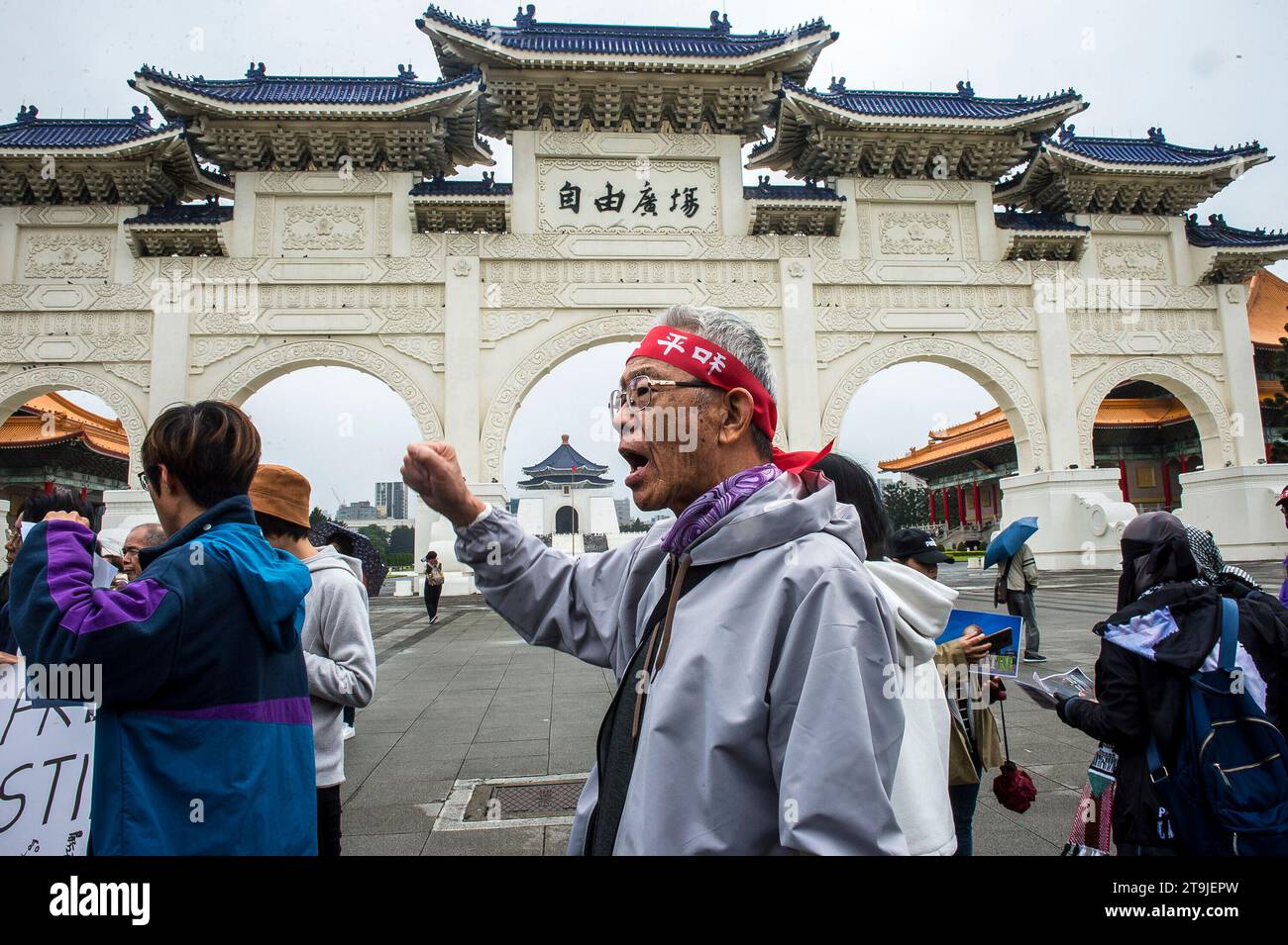 I manifestanti marciano lungo Zhongshan South Road vicino a Liberty Square, President Office e Ministero degli affari Esteri a Taipei, Taiwan, il 26/11/2023, esprimendo la loro opposizione alle estensioni militari della coscrizione, ai profitti di guerra e alle corse di armi, e sostenendo i colloqui di pace tra Taiwan e Cina. La protesta, organizzata dalla piattaforma per la pace e l'anti-guerra, dal governo parallelo, dall'Alleanza di sinistra e dal Think Tank Hae Tide, evidenzia le preoccupazioni dell'opinione pubblica sulla posizione geopolitica di Taiwan e sui potenziali rischi di un'escalation delle tensioni nello stretto di Taiwan. I partecipanti, holdin Foto Stock