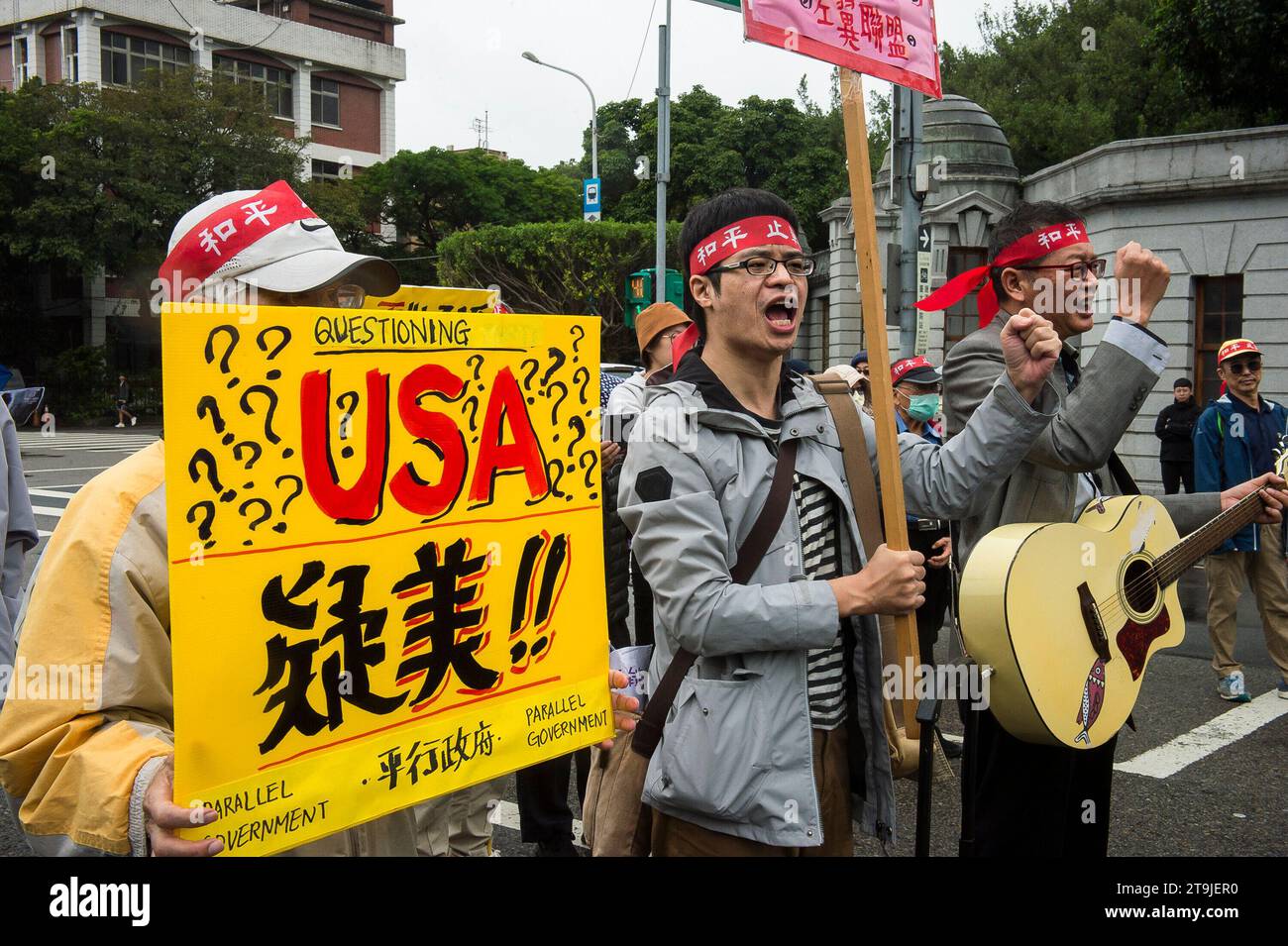 I manifestanti marciano lungo Zhongshan South Road vicino a Liberty Square, President Office e Ministero degli affari Esteri a Taipei, Taiwan, il 26/11/2023, esprimendo la loro opposizione alle estensioni militari della coscrizione, ai profitti di guerra e alle corse di armi, e sostenendo i colloqui di pace tra Taiwan e Cina. La protesta, organizzata dalla piattaforma per la pace e l'anti-guerra, dal governo parallelo, dall'Alleanza di sinistra e dal Think Tank Hae Tide, evidenzia le preoccupazioni dell'opinione pubblica sulla posizione geopolitica di Taiwan e sui potenziali rischi di un'escalation delle tensioni nello stretto di Taiwan. I partecipanti, holdin Foto Stock