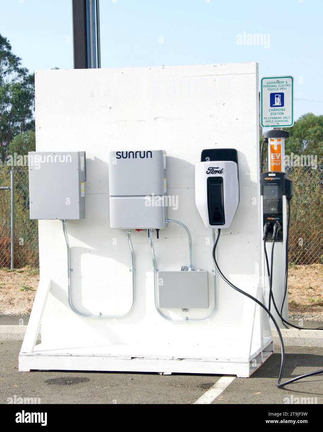 Vallejo, CA - 16 settembre 2022: Stazione di ricarica SUNRUN e Ford EV. SunPower è leader del settore solare da oltre 36 anni Foto Stock