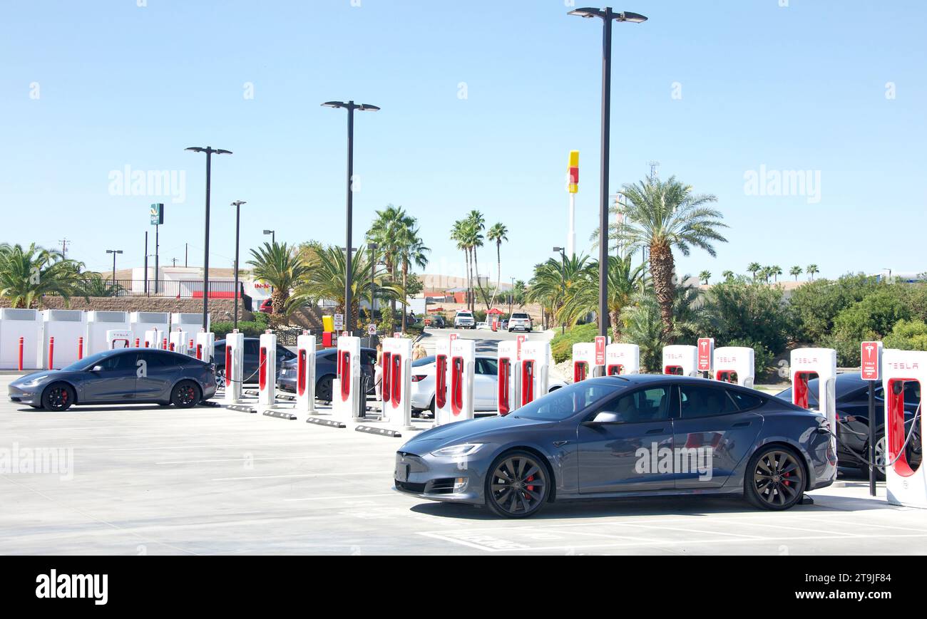 Kettleman City, CA - 7 ottobre 2022: Stazione Supercharger Tesla con 40 stazioni di ricarica tutte a energia solare. Le stazioni Supercharger consentono alle vetture Tesla di b Foto Stock