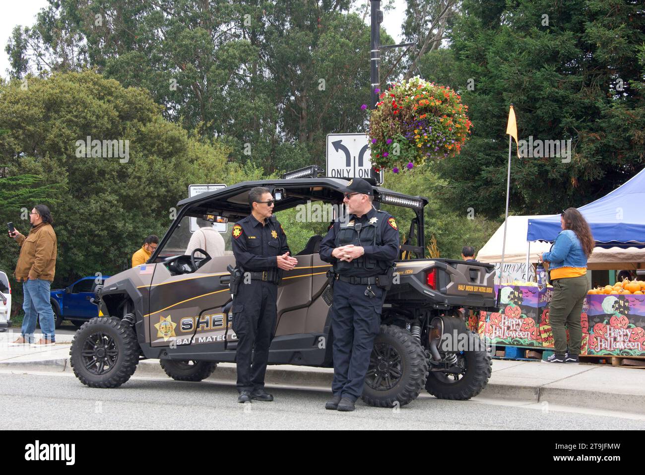 Half Moon Bay, CA - 15 ottobre 2022: Ufficiali sceriffi al 50° Festival annuale dell'Arte e della zucca e parata nel Campidoglio Mondiale della zucca di Half Moon Ba Foto Stock