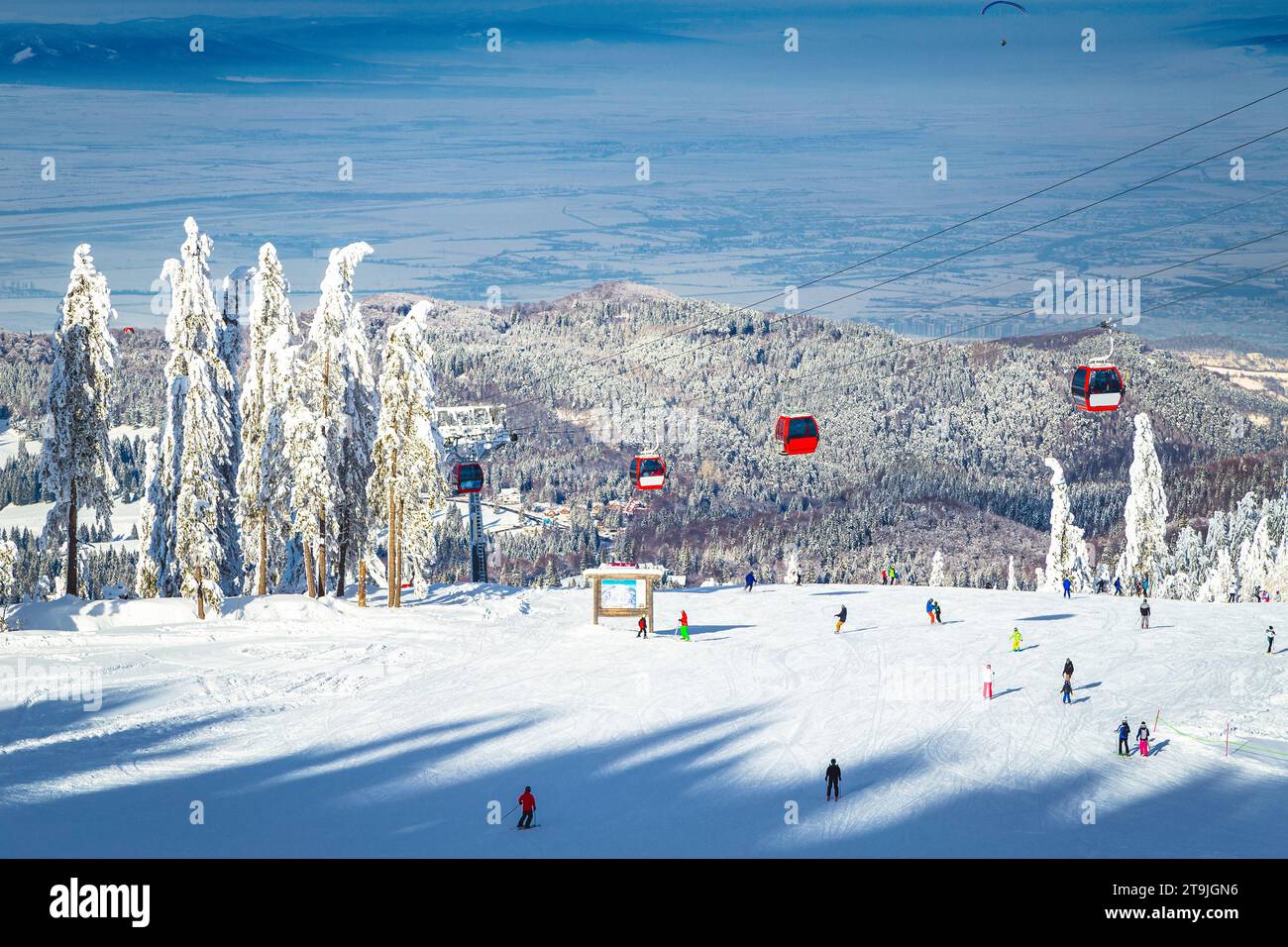 Sciare in funivia sugli sciatori sulla pista da sci Poiana Brasov, Romania, Europa Foto Stock
