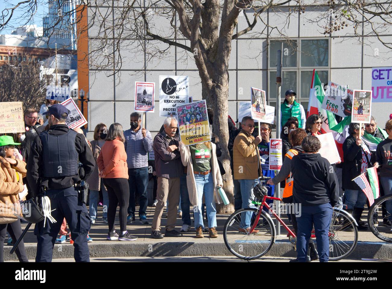 San Francisco, CA - 21 gennaio 2023: Contro i manifestanti pro-choice non identificati alla marcia annuale per la vita, con cartelli e striscioni pro-choice Foto Stock
