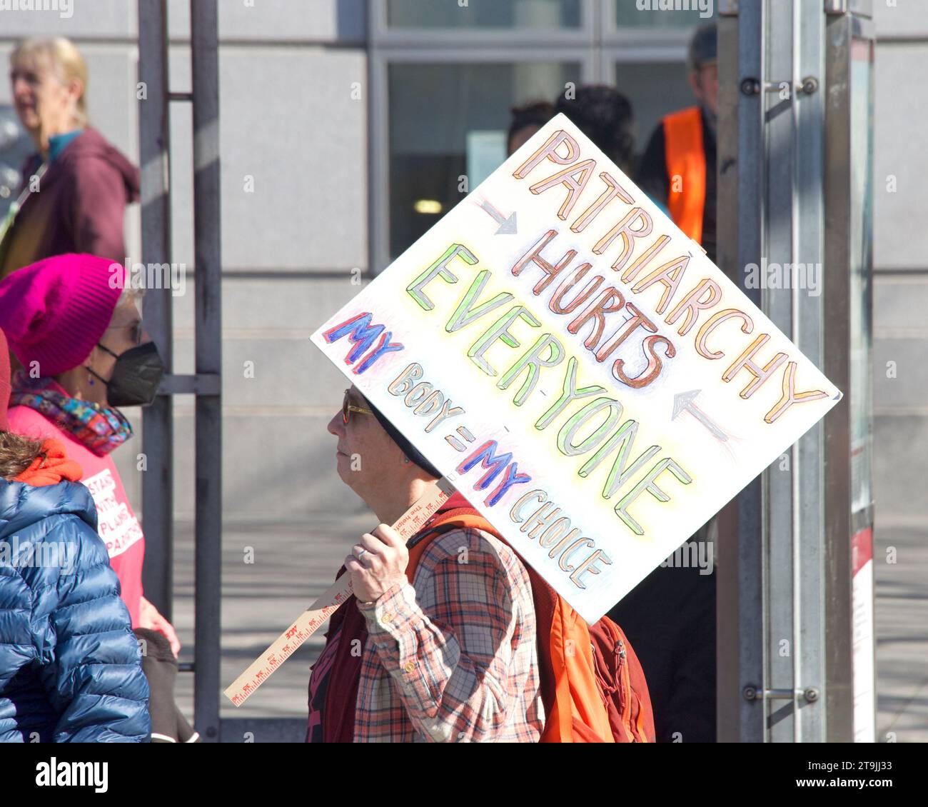 San Francisco, CA - 21 gennaio 2023: Contro i manifestanti pro-choice non identificati alla marcia annuale per la vita, con cartelli e striscioni pro-choice Foto Stock
