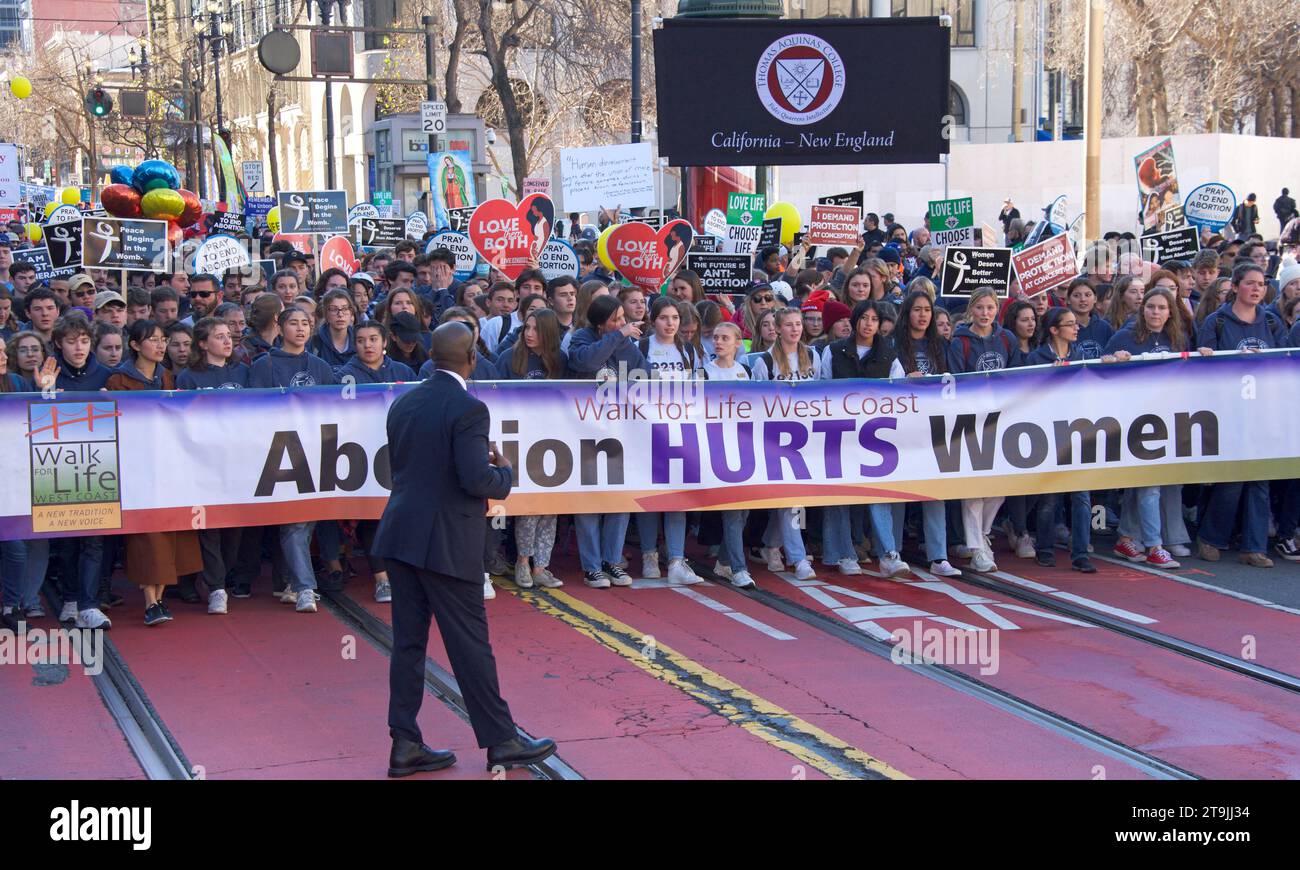 San Francisco, CA - 21 gennaio 2023: Partecipanti non identificati alla marcia annuale per la vita, con cartelli e striscioni pro-Life, camminando lungo il mercato Foto Stock