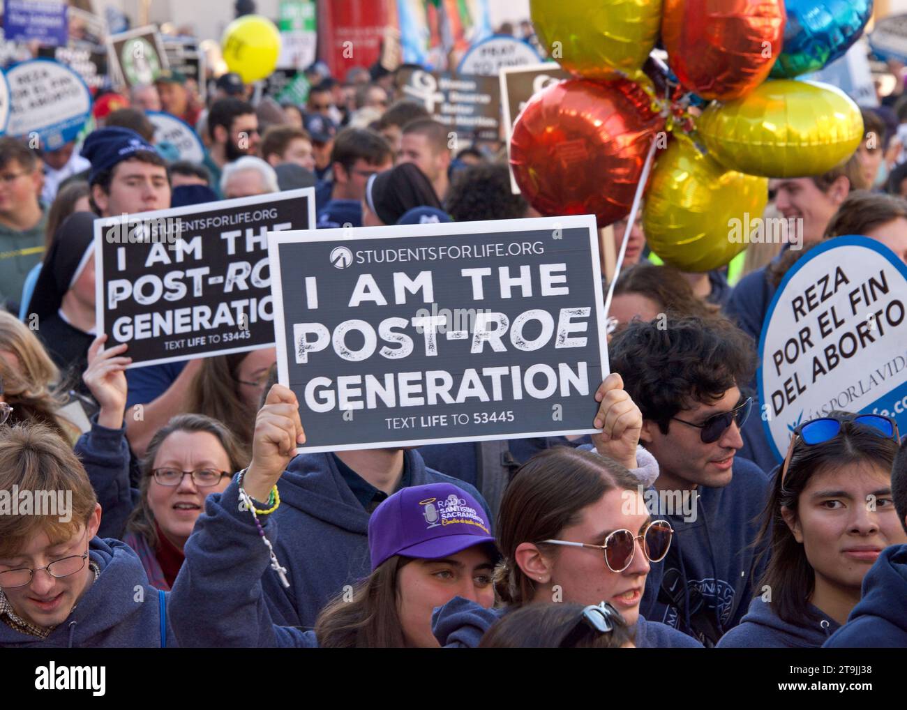 San Francisco, CA - 21 gennaio 2023: Partecipanti non identificati alla marcia annuale per la vita, con cartelli e striscioni pro-Life, camminando lungo il mercato Foto Stock
