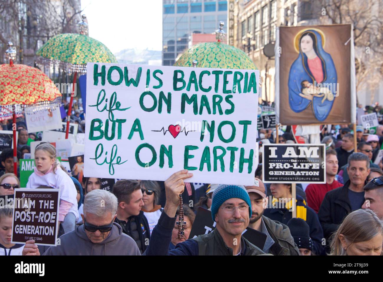 San Francisco, CA - 21 gennaio 2023: Partecipanti non identificati alla marcia annuale per la vita, con cartelli e striscioni pro-Life, camminando lungo il mercato Foto Stock