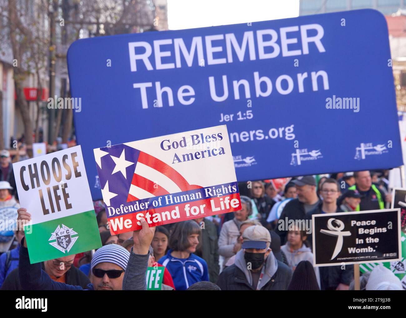 San Francisco, CA - 21 gennaio 2023: Partecipanti non identificati alla marcia annuale per la vita, con cartelli e striscioni pro-Life, camminando lungo il mercato Foto Stock