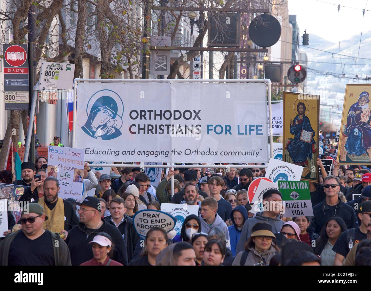 San Francisco, CA - 21 gennaio 2023: Partecipanti non identificati alla marcia annuale per la vita, con cartelli e striscioni pro-Life, camminando lungo il mercato Foto Stock