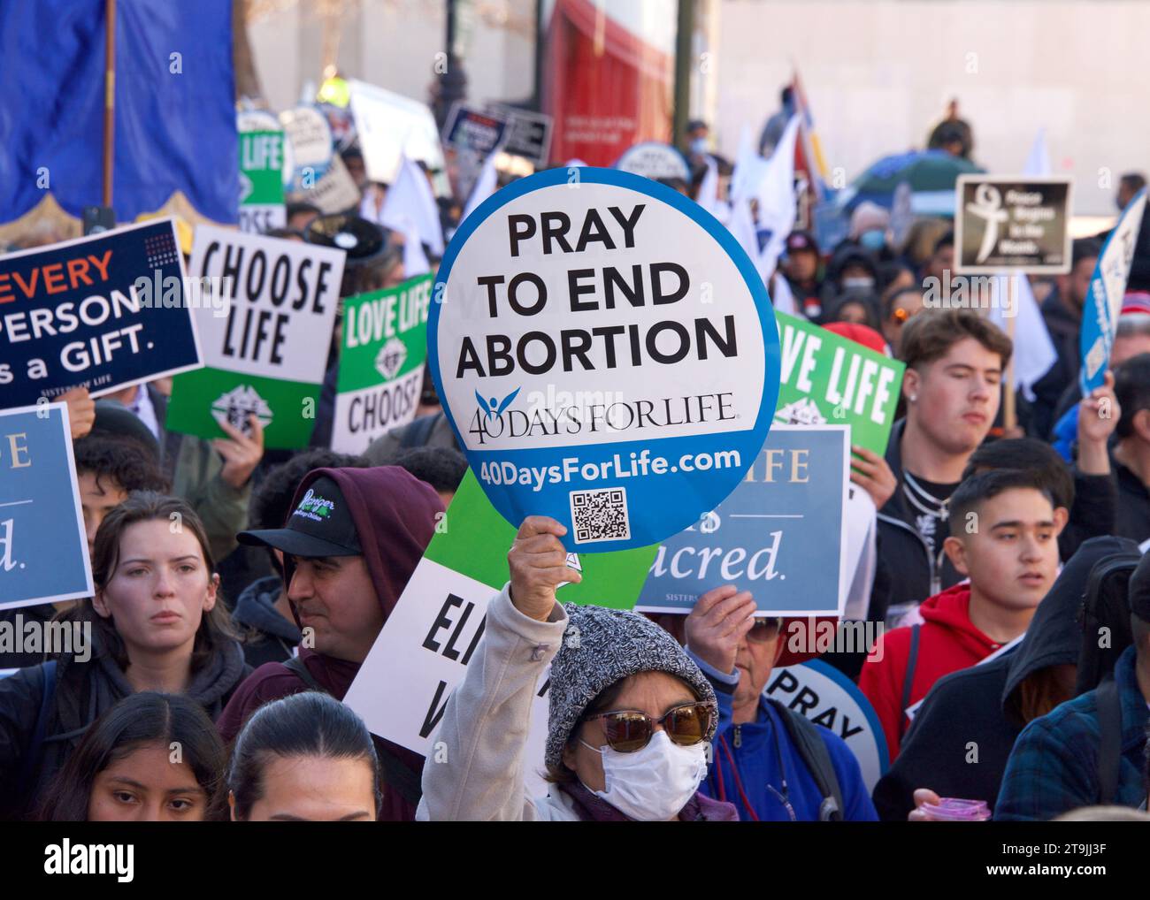 San Francisco, CA - 21 gennaio 2023: Partecipanti non identificati alla marcia annuale per la vita, con cartelli e striscioni pro-Life, camminando lungo il mercato Foto Stock