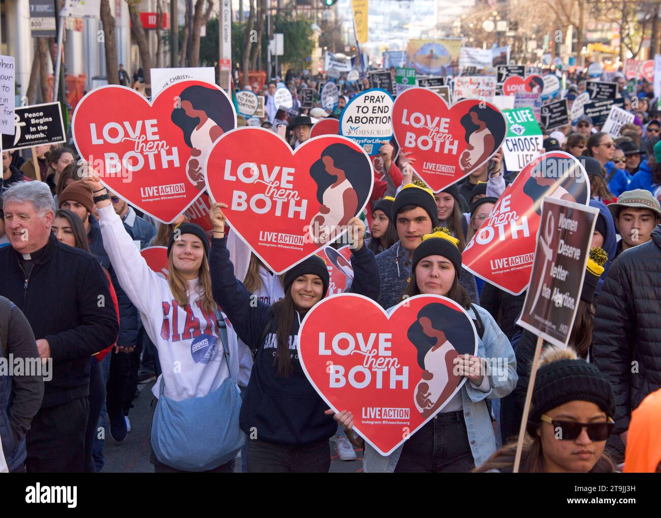 San Francisco, CA - 21 gennaio 2023: Partecipanti non identificati alla marcia annuale per la vita, con cartelli e striscioni pro-Life, camminando lungo il mercato Foto Stock