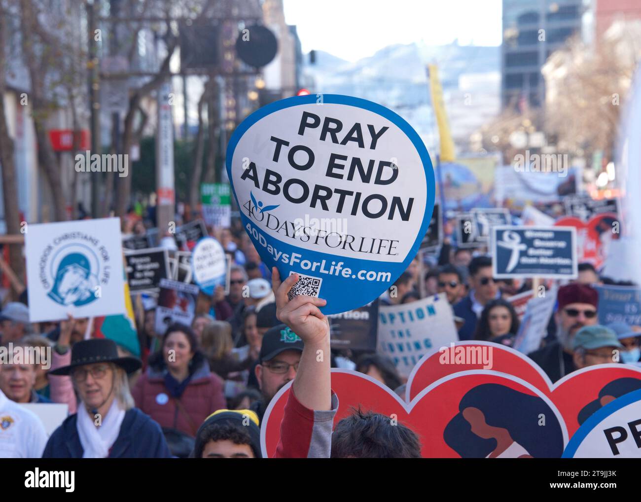 San Francisco, CA - 21 gennaio 2023: Partecipanti non identificati alla marcia annuale per la vita, con cartelli e striscioni pro-Life, camminando lungo il mercato Foto Stock