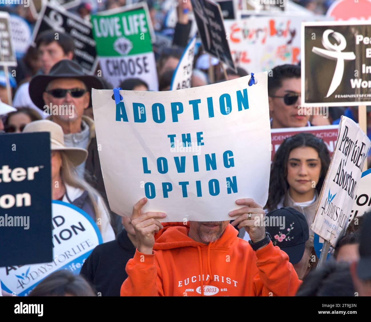 San Francisco, CA - 21 gennaio 2023: Partecipanti non identificati alla marcia annuale per la vita, con cartelli e striscioni pro-Life, camminando lungo il mercato Foto Stock