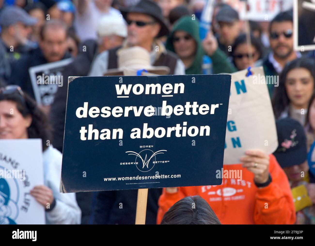 San Francisco, CA - 21 gennaio 2023: Partecipanti non identificati alla marcia annuale per la vita, con cartelli e striscioni pro-Life, camminando lungo il mercato Foto Stock