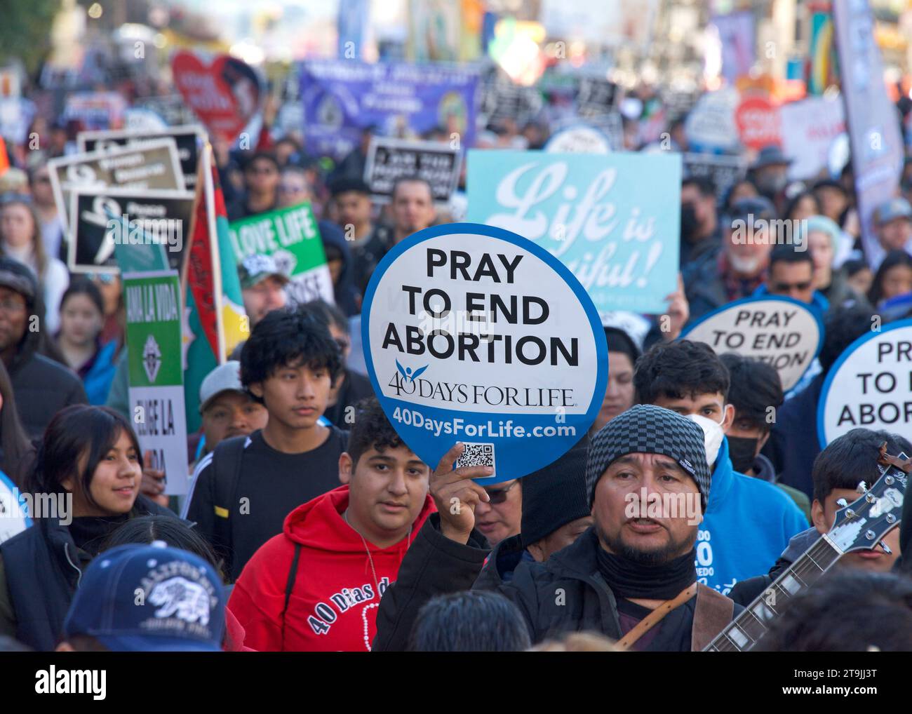 San Francisco, CA - 21 gennaio 2023: Partecipanti non identificati alla marcia annuale per la vita, con cartelli e striscioni pro-Life, camminando lungo il mercato Foto Stock