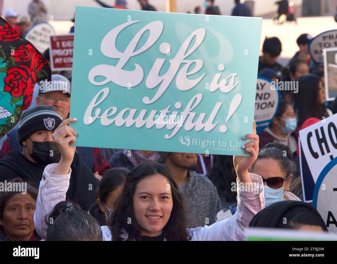 San Francisco, CA - 21 gennaio 2023: Partecipanti non identificati alla marcia annuale per la vita, con cartelli e striscioni pro-Life, camminando lungo il mercato Foto Stock